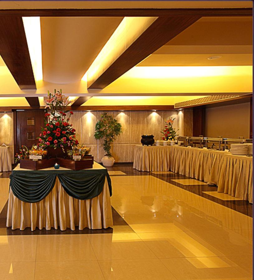 The Royal Orchid Hotel, Chembur Bombaim Exterior foto